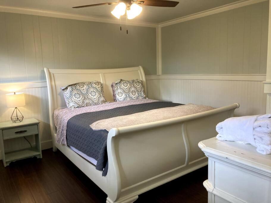 Tucked Away Newly Renovated 2 Bedroom/ 1 Bath Sleeps 8 ビューフォート エクステリア 写真